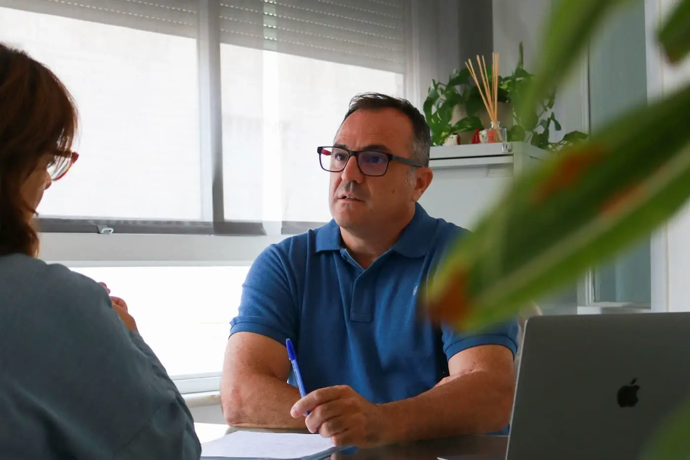 Javier Álvarez, psicólogo colegiado en su consulta de Málaga centro